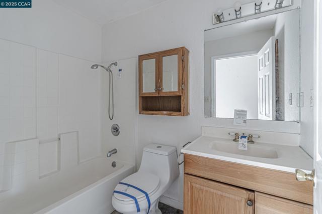 813 Grant St, Vallejo CA: https://media.crmls.org/mediaz/e50c89e4-d3f0-48bd-b55a-955a32826036.jpg