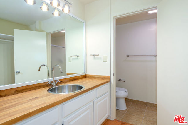 950 N Kings Road, West Hollywood CA: https://media.crmls.org/mediaz/e50caac3-cd50-43eb-8c08-57c7540cf9a9.jpg