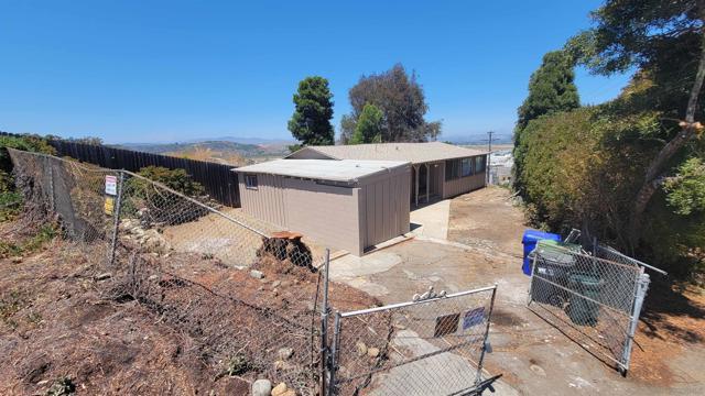 2402 Amick St, Oceanside CA: https://media.crmls.org/mediaz/e50e8702-fada-46fa-a977-dd6256f3cc4e.jpg