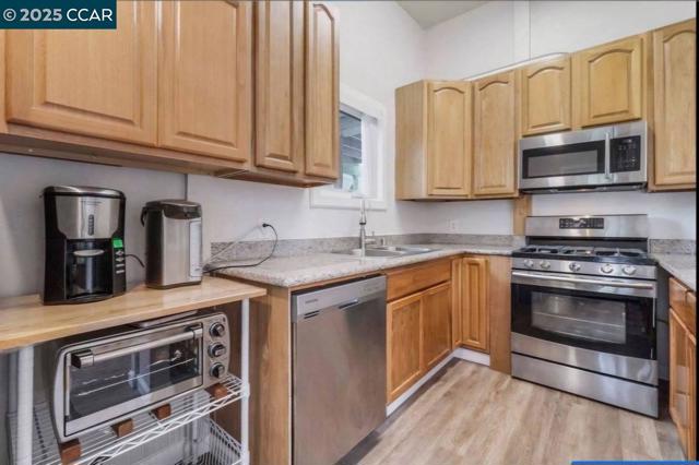 3229 Elm, Oakland CA: https://media.crmls.org/mediaz/e50ebed1-03ad-4824-99e5-5b58c2187ee9.jpg