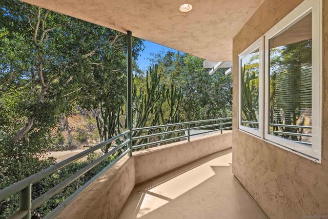 405 W Nutmeg St, San Diego CA: https://media.crmls.org/mediaz/e50ed7bd-8fb6-4502-8ea4-582c6ed216e8.jpg