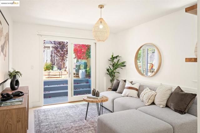 428 Cavour St, Oakland CA: https://media.crmls.org/mediaz/e50ee4a4-1c7b-492a-803e-8fd6ed35260e.jpg