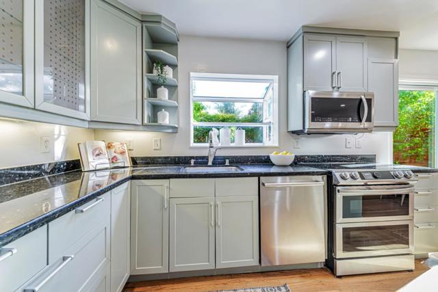 3704 Fair Oaks Avenue, Menlo Park CA: https://media.crmls.org/mediaz/e50fbcff-08b1-433d-bbc8-263dd176e574.jpg