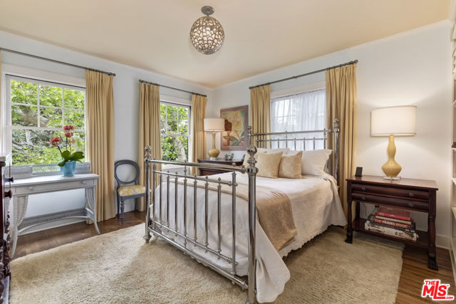 232 N Arden Boulevard, Los Angeles CA: https://media.crmls.org/mediaz/e5109037-bde4-41a3-92ed-2bac725f7350.jpg
