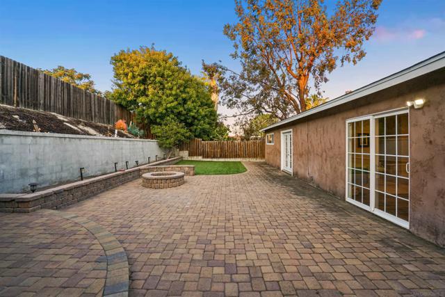 4086 Lonnie St, Oceanside CA: https://media.crmls.org/mediaz/e5109240-098e-4410-95f3-53aa1feb971e.jpg