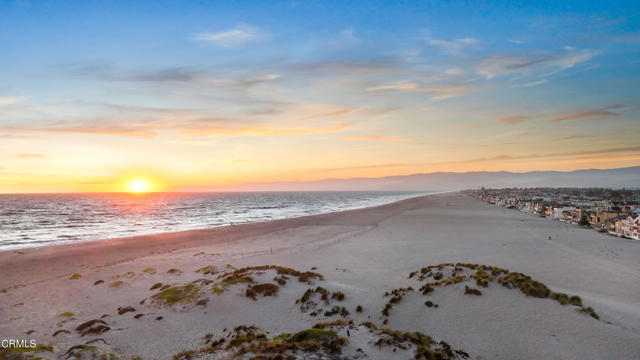 3300 Ocean Drive, Oxnard CA: https://media.crmls.org/mediaz/e5110be9-b120-4c95-a3f0-775bb5c7ef33.jpg