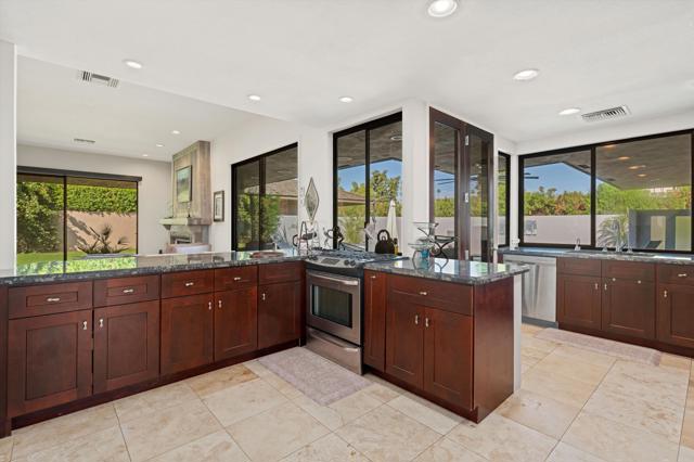 12 Whittier Court, Rancho Mirage CA: https://media.crmls.org/mediaz/e5115e95-d002-4c5e-96be-0514aa30db22.jpg