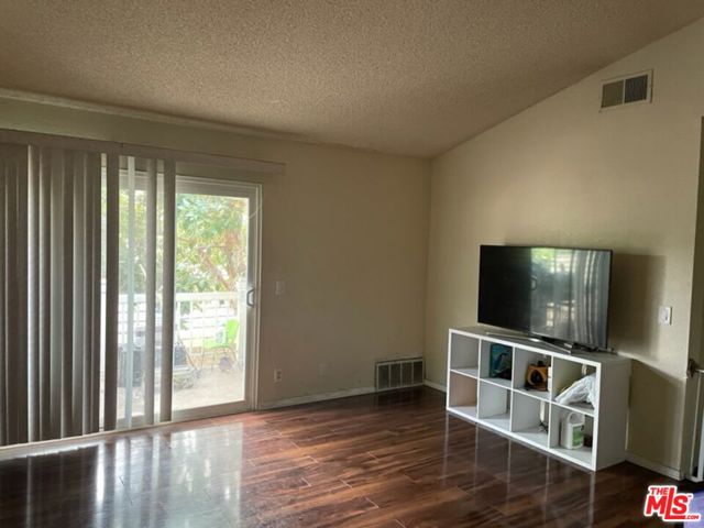 8725 Beckenham Lane, Inglewood CA: https://media.crmls.org/mediaz/e5126700-bd65-48c7-9fa3-1ba0f5ded3aa.jpg