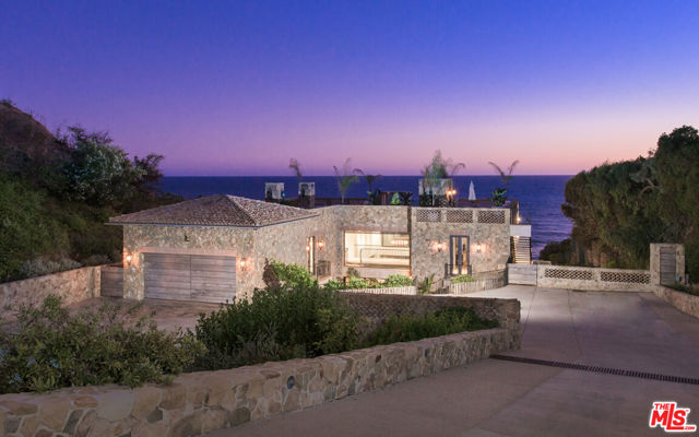 32852 Pacific Coast Highway, Malibu CA: https://media.crmls.org/mediaz/e5126e9f-1d9a-47a1-9dc8-fb9548a768ce.jpg