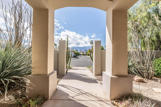 12 Via Elegante, Rancho Mirage CA: https://media.crmls.org/mediaz/e5142077-3a4a-44d7-8f01-9983548ce5b9.jpg
