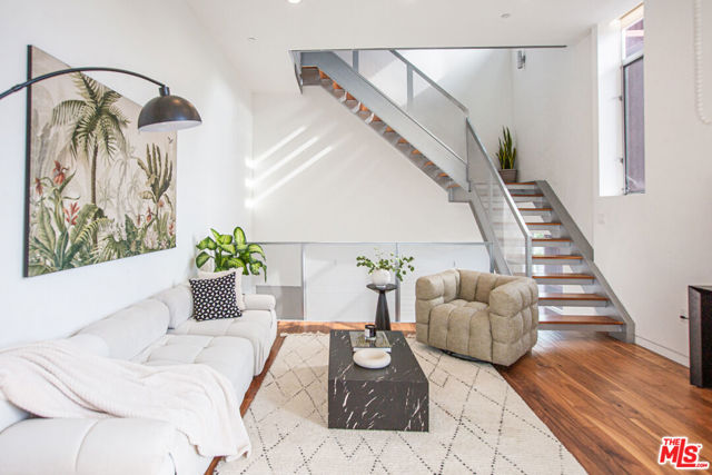 1140 N Formosa Avenue, West Hollywood CA: https://media.crmls.org/mediaz/e5145a8d-a10b-415a-8322-568bb0222c09.jpg