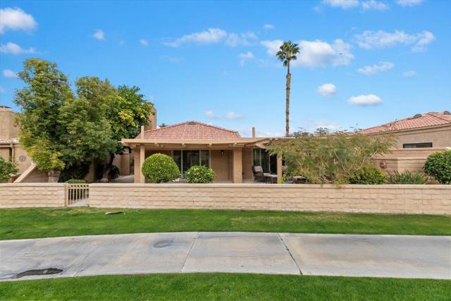 44509 Sorrento Court, Palm Desert CA: https://media.crmls.org/mediaz/e5146a67-eadd-4268-a264-89111ae25df4.jpg