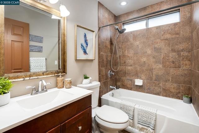 2941 Crawford St, Concord CA: https://media.crmls.org/mediaz/e5162935-b98c-4f35-add2-904ccf543e8f.jpg