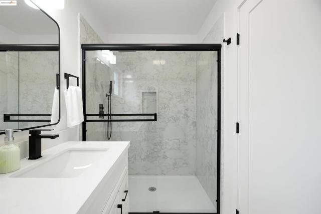 4847 Dunkirk Ave, Oakland CA: https://media.crmls.org/mediaz/e51659cd-93bd-403f-96e4-eb63191acbf6.jpg