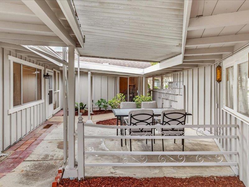 https://media.crmls.org/mediaz/e51662e8-08df-4f8c-b7a1-2b3337c8b50a.jpg?preset=X-Large