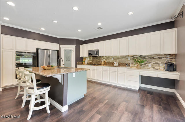 42333 Highland Court, Lancaster CA: https://media.crmls.org/mediaz/e5169911-4f8f-4bcc-b992-8e465fc7608b.jpg