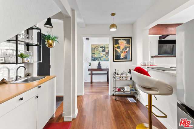 1923 Sunset Plaza Drive, Los Angeles CA: https://media.crmls.org/mediaz/e516c138-e809-499d-9ca0-5bec2c027510.jpg