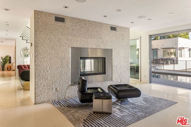 1545 Sunset Plaza Drive photo 4