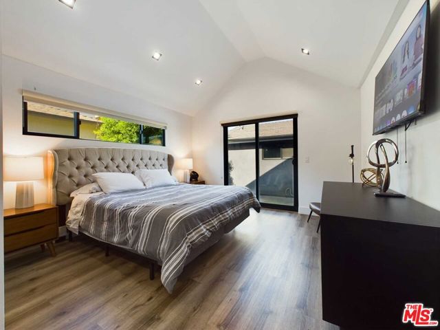 5109 Longridge Avenue, Sherman Oaks CA: https://media.crmls.org/mediaz/e519265c-9ce9-4692-b48c-739306271e54.jpg