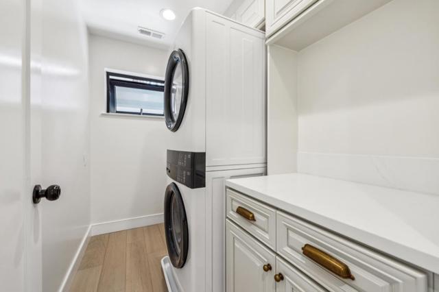 546 Oxford Avenue, Palo Alto CA: https://media.crmls.org/mediaz/e5195adf-8eb9-4fbd-90e4-1d86ce996051.jpg