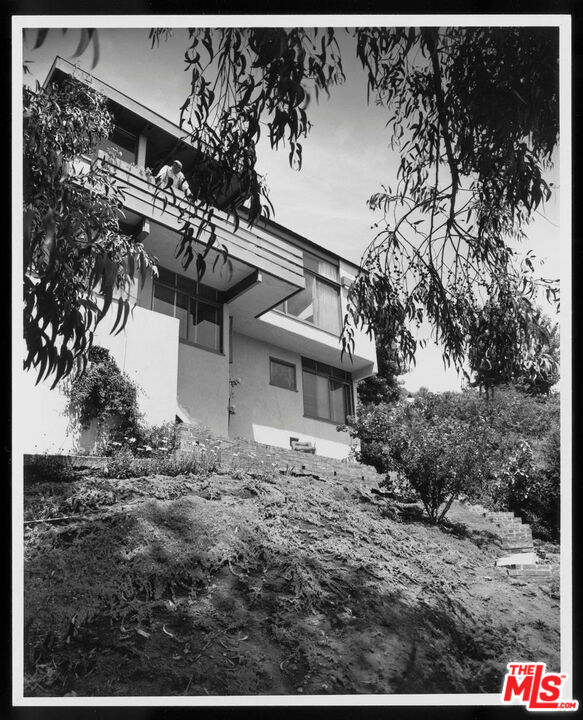 2764 Outpost Drive, Los Angeles CA: https://media.crmls.org/mediaz/e519f331-425d-40fb-92df-da2ecb16af5a.jpg