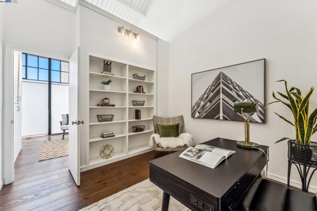 311 4th St, Oakland CA: https://media.crmls.org/mediaz/e51a7e29-23e7-4ef5-b9c3-355c2a69bd64.jpg