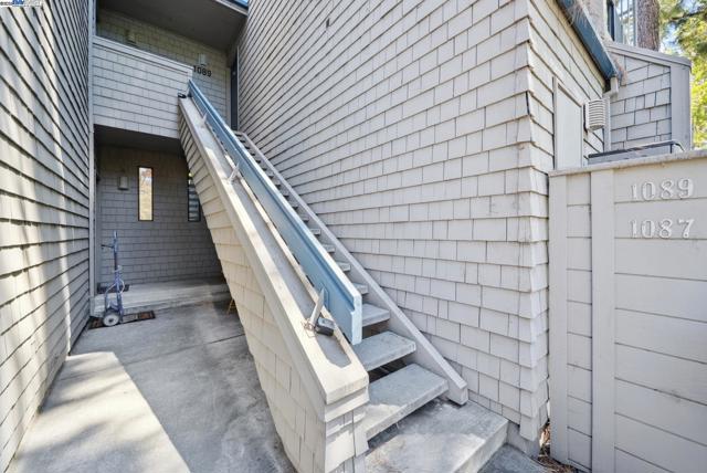 1089 Foxchase Dr, San Jose CA: https://media.crmls.org/mediaz/e51aa0ac-98cf-47c9-a027-2239f49f2e37.jpg