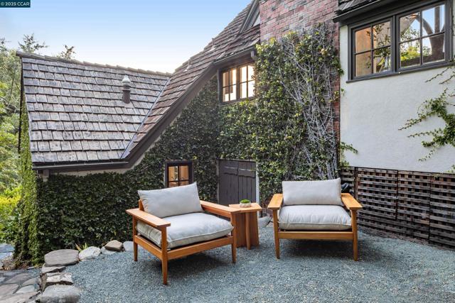 9 El Sueno, Orinda CA: https://media.crmls.org/mediaz/e51ada26-fdcd-46d5-9053-e3a47bf54da0.jpg