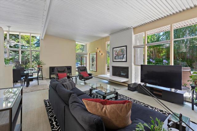291 La Mesa Drive, Portola Valley CA: https://media.crmls.org/mediaz/e51ca28e-fee3-4f04-bc62-db9fc0963f5a.jpg