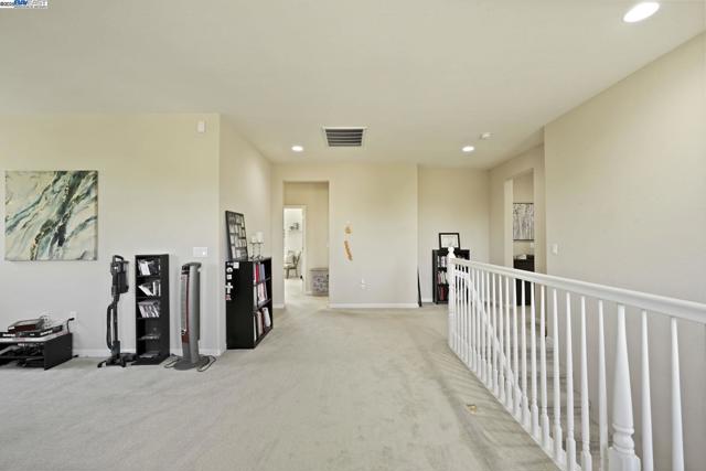 247 N Menlo Park Ct, Mountain House CA: https://media.crmls.org/mediaz/e51cf878-3066-4de2-bcce-6fe1a50eb576.jpg