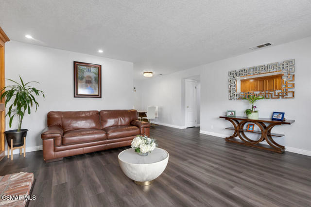 6211 Anastasia Street, Simi Valley CA: https://media.crmls.org/mediaz/e51d19e9-c332-447c-989c-6f1caefe2b8e.jpg