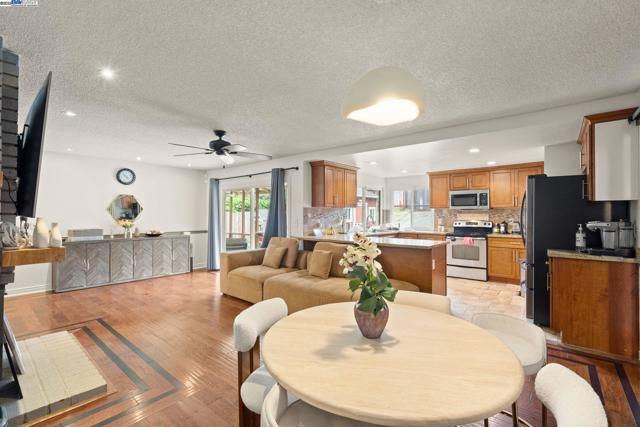 148 primrose ln, Vallejo CA: https://media.crmls.org/mediaz/e51d3fcd-addc-47d2-9bb6-dc92b13ddf07.jpg