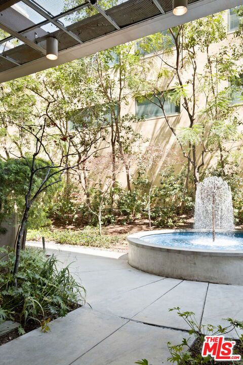 1130 S Flower Street, Los Angeles CA: https://media.crmls.org/mediaz/e51d79cf-481c-4020-b5d9-2df934c30c0f.jpg