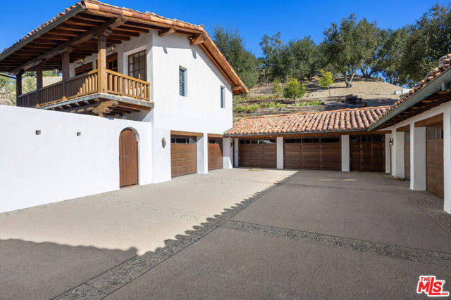 25127 Jim Bridger Road, Hidden Hills CA: https://media.crmls.org/mediaz/e51e8d98-2c12-4011-8e19-ee840b64b712.jpg