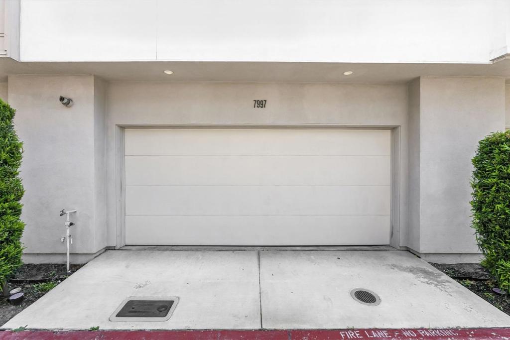 https://media.crmls.org/mediaz/e51f03e2-ca64-4c5c-bea3-a3c3f45706f9.jpg?preset=X-Large
