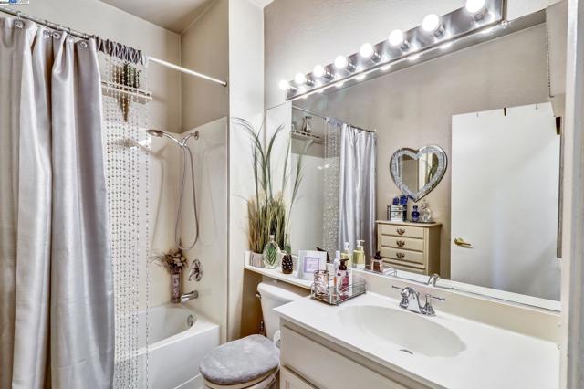 337 Upton Pyne Dr, Brentwood CA: https://media.crmls.org/mediaz/e51f1249-5bc0-4a0e-9ad6-8b53d2a619c3.jpg