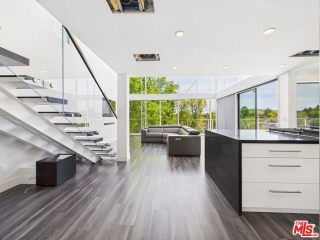 4942 Marmol Drive, Woodland Hills CA: https://media.crmls.org/mediaz/e5204af9-bb27-4f6c-82fa-add249e4f612.jpg