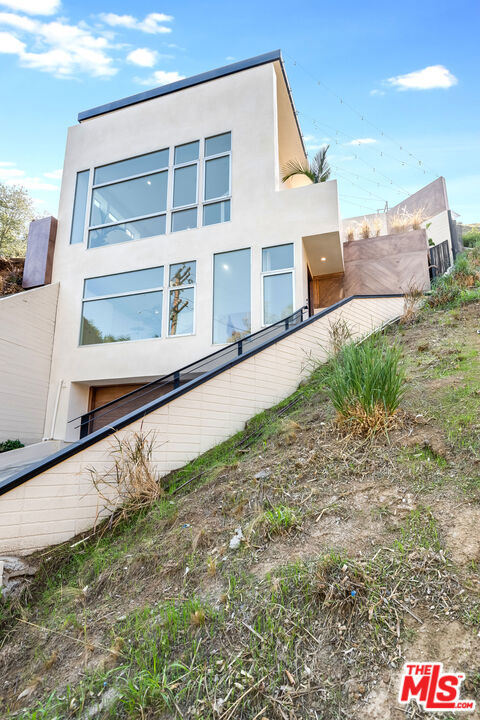 2407 San Marco Drive, Los Angeles CA: https://media.crmls.org/mediaz/e520808f-a97b-4766-b08c-b4c9b63e4fa0.jpg