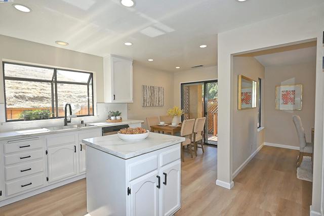 28111 Ziele Creek Dr, Hayward CA: https://media.crmls.org/mediaz/e5210910-599f-409d-88eb-03a08d2bb852.jpg