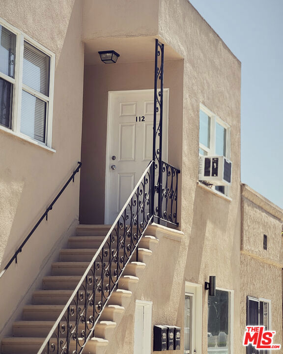 112 N Lincoln Avenue, Burbank CA: https://media.crmls.org/mediaz/e521288e-a443-42db-b1a8-9a608eb4ef4e.jpg
