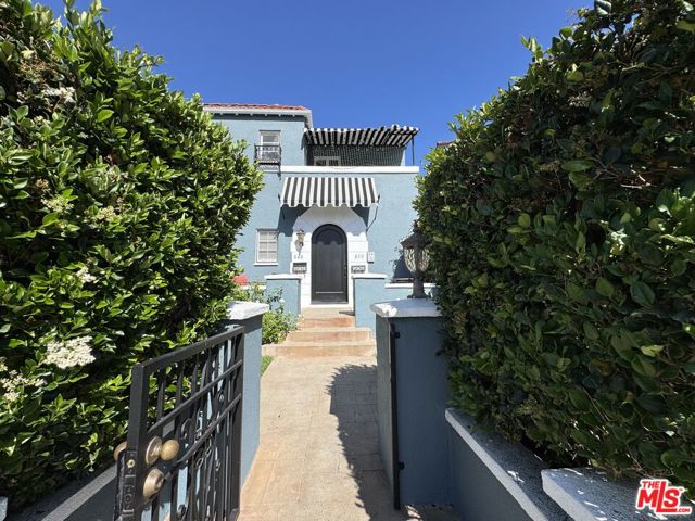 848 S Curson Avenue, Los Angeles CA: https://media.crmls.org/mediaz/e521290a-b7bc-4206-a88f-1fabe7025c58.jpg