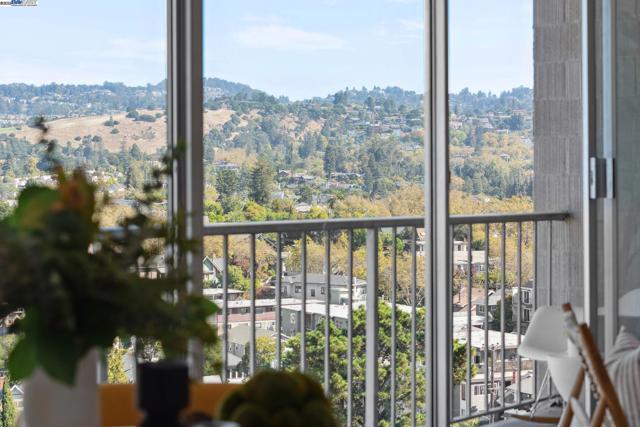 1 Kelton Ct, Oakland CA: https://media.crmls.org/mediaz/e5216f36-4286-48f5-bdc3-62e1e174ee1f.jpg