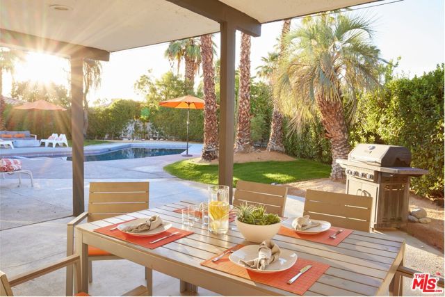 2291 E Calle Papagayo, Palm Springs CA: https://media.crmls.org/mediaz/e5226ebd-6ee2-4eab-9c37-94c117dc9224.jpg
