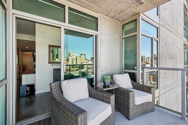 800 The Mark Ln, San Diego CA: https://media.crmls.org/mediaz/e523c672-7b39-4f26-b68c-2bd7206114bd.jpg