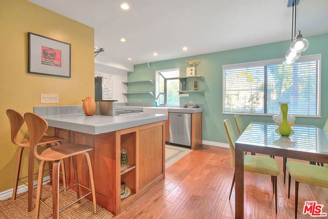 5920 Chula Vista Way, Los Angeles CA: https://media.crmls.org/mediaz/e5244d18-7bbd-4649-b3f6-2ac5b9cad5b6.jpg