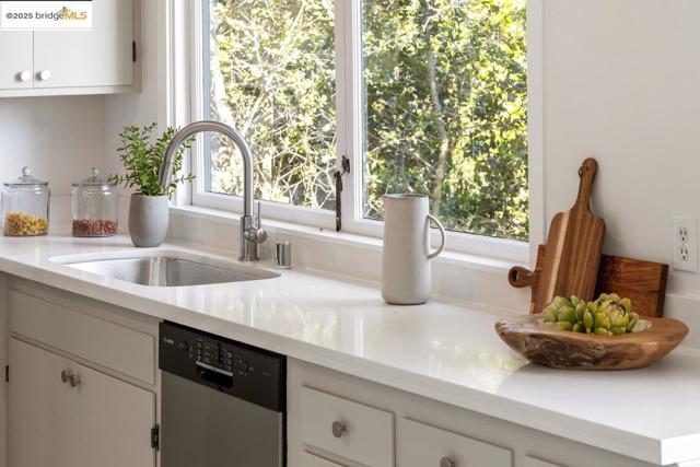 99 Lexford Rd, Piedmont CA: https://media.crmls.org/mediaz/e524f050-e14c-4258-901f-c2f37a60755b.jpg
