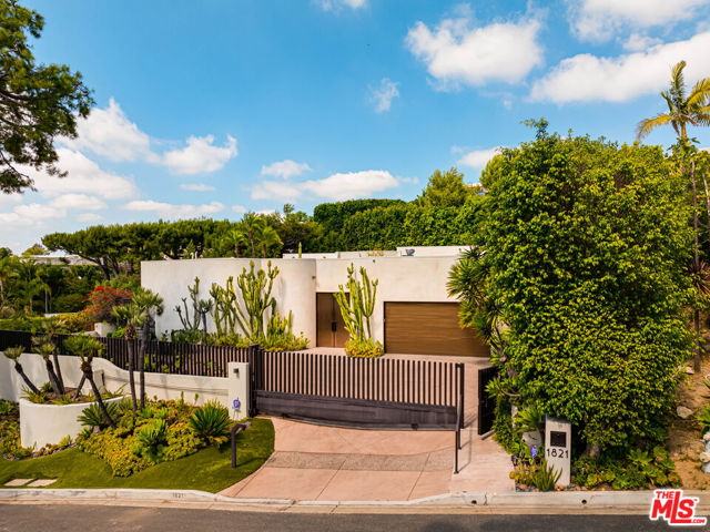 1821 Loma Vista Drive, Beverly Hills CA: https://media.crmls.org/mediaz/e5268742-769b-4d3c-ba58-a24eb36a0b0c.jpg