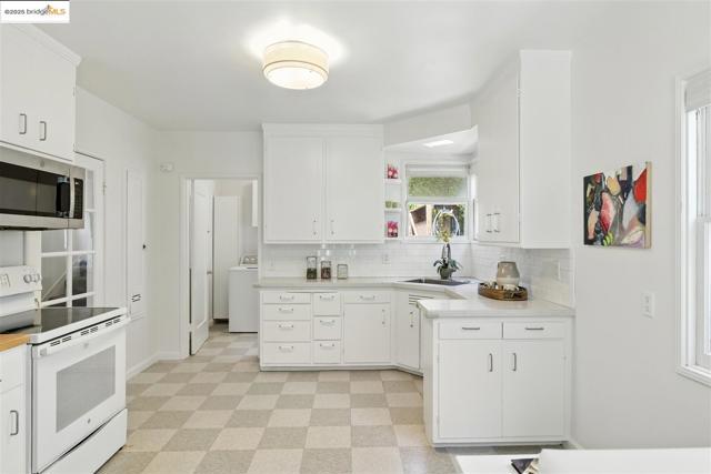 4007 Lyman Rd, Oakland CA: https://media.crmls.org/mediaz/e52704f7-5c4b-4c50-a081-2f7efd579717.jpg