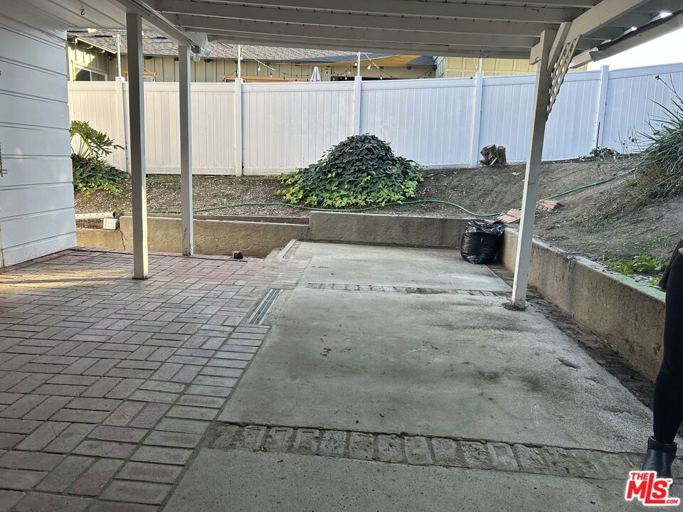 https://media.crmls.org/mediaz/e5274406-503d-4fa5-8da1-32a47e497083.jpg?preset=X-Large