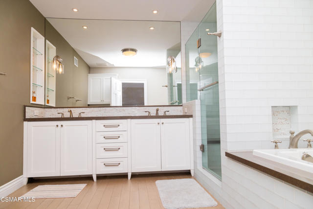 385 Somerset Circle, Thousand Oaks CA: https://media.crmls.org/mediaz/e527bacc-b665-4807-a147-05de84942f14.jpg
